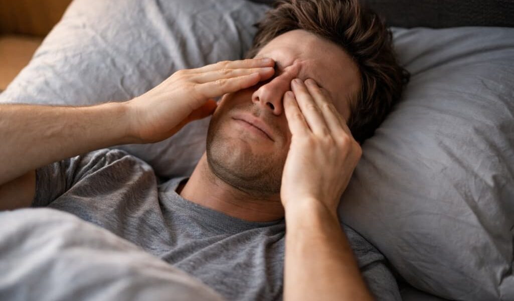 Dlaczego czujemy zmęczenie zaraz po przebudzeniu mimo długiego snu