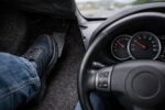 Skąd bierze się opóźniona reakcja pedału gazu w nowoczesnych autach