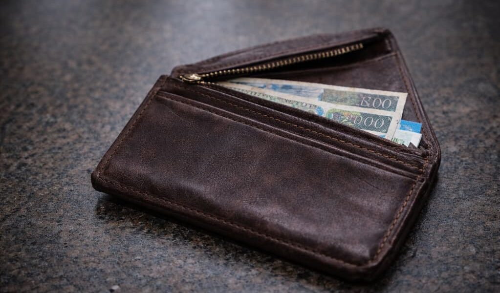 Skąd bierze się „znikanie pieniędzy” przy stałych dochodach i wydatkach