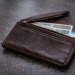 Skąd bierze się „znikanie pieniędzy” przy stałych dochodach i wydatkach