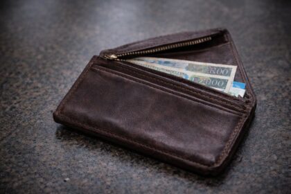 Skąd bierze się „znikanie pieniędzy” przy stałych dochodach i wydatkach